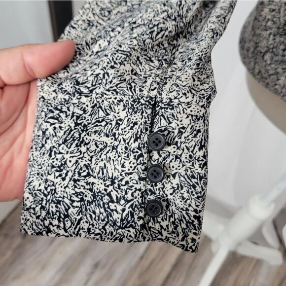 Chelsea 28 wrap navy graffiti floral blouse - Picture 10 of 11